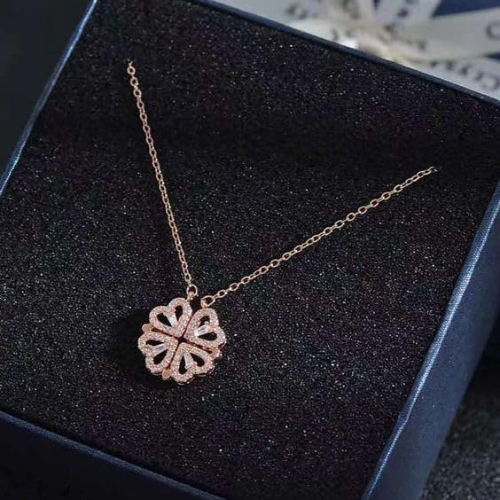 Collar en forma de corazón y trébol de cuatro hojas