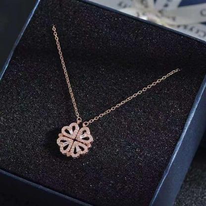 Collar en forma de corazón y trébol de cuatro hojas