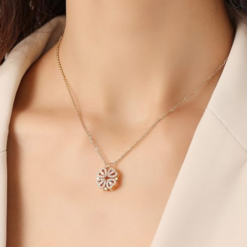 Collar en forma de corazón y trébol de cuatro hojas